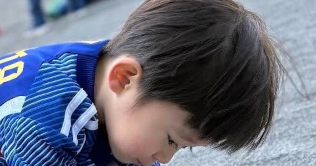 3歳息子の初サッカー教室にパパ「こんな感じであってます？」→夢中だったのは……　まさかの姿に「あってるあってるww」「うちもこれでした」（1/3） | 育児 ねとらぼ