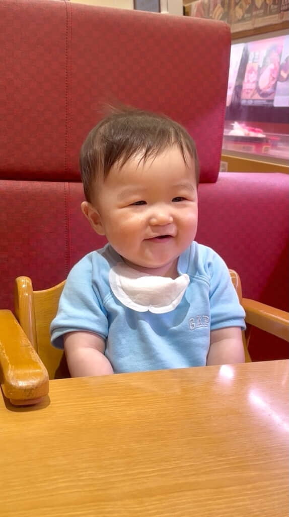 「外食時、みんなと一緒に座れる事にとても喜んでいる」