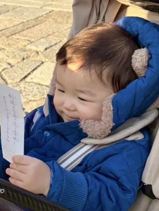 「お寺の入場券を嬉しそうに熟読」