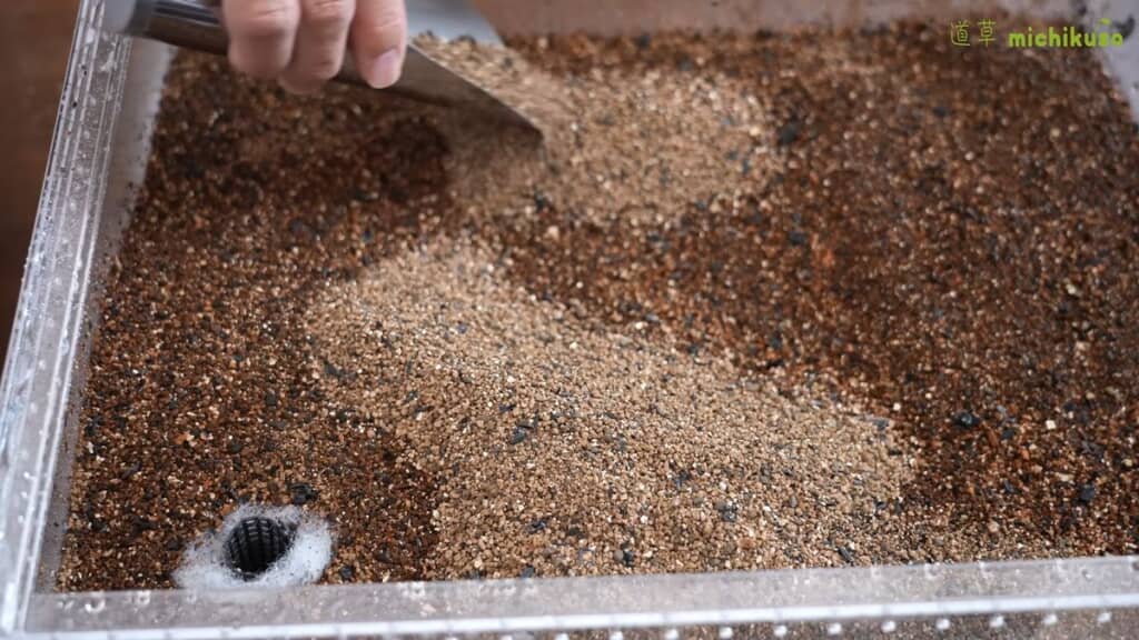 クリーナーポンプ用の高さまで敷き詰めた土