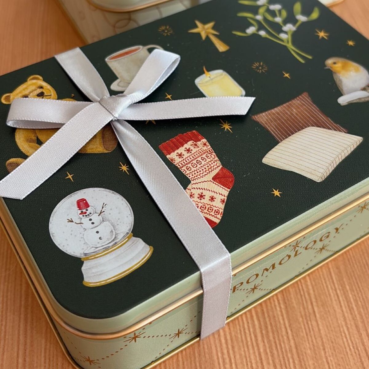 夫が伊勢丹で買ってきてくれたクッキー缶→妻が開けたら……　驚きの中身に「羨ましい」「センスあるうぅぅーー！」 | ライフスタイル ねとらぼ