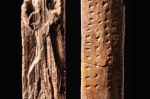 4万年前の遺品に刻まれていた情報伝達手段とみられる原文字のようなもの