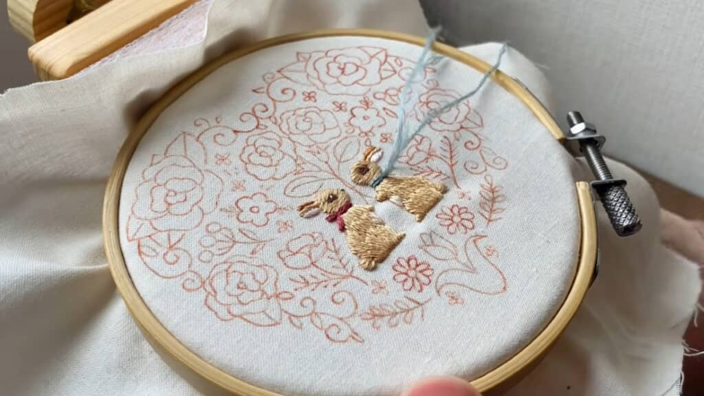 2匹のかわいいうさぎ