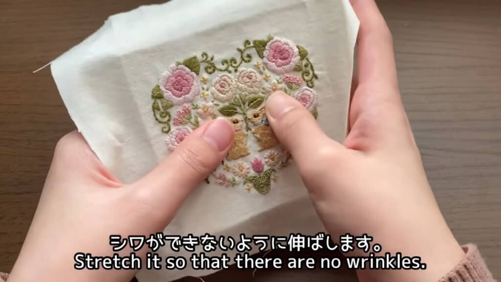 パネルに刺しゅう布を貼り付けて