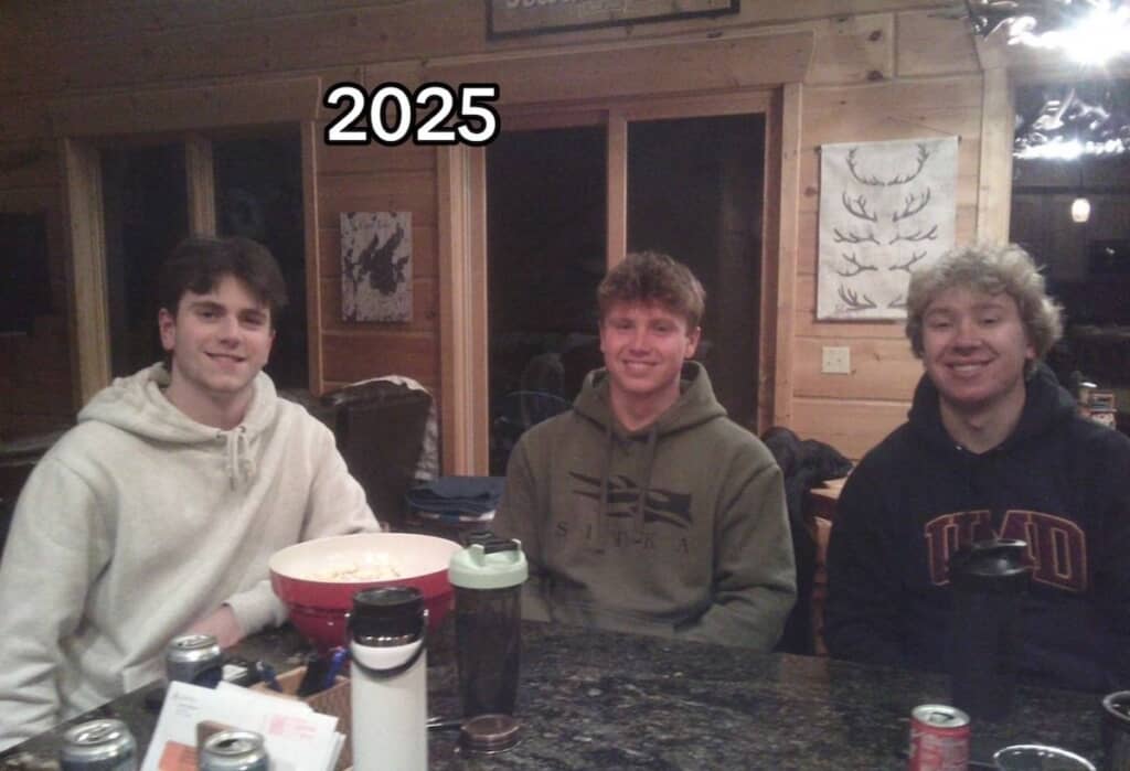 2025年、写真に写っているのは3人だけ……