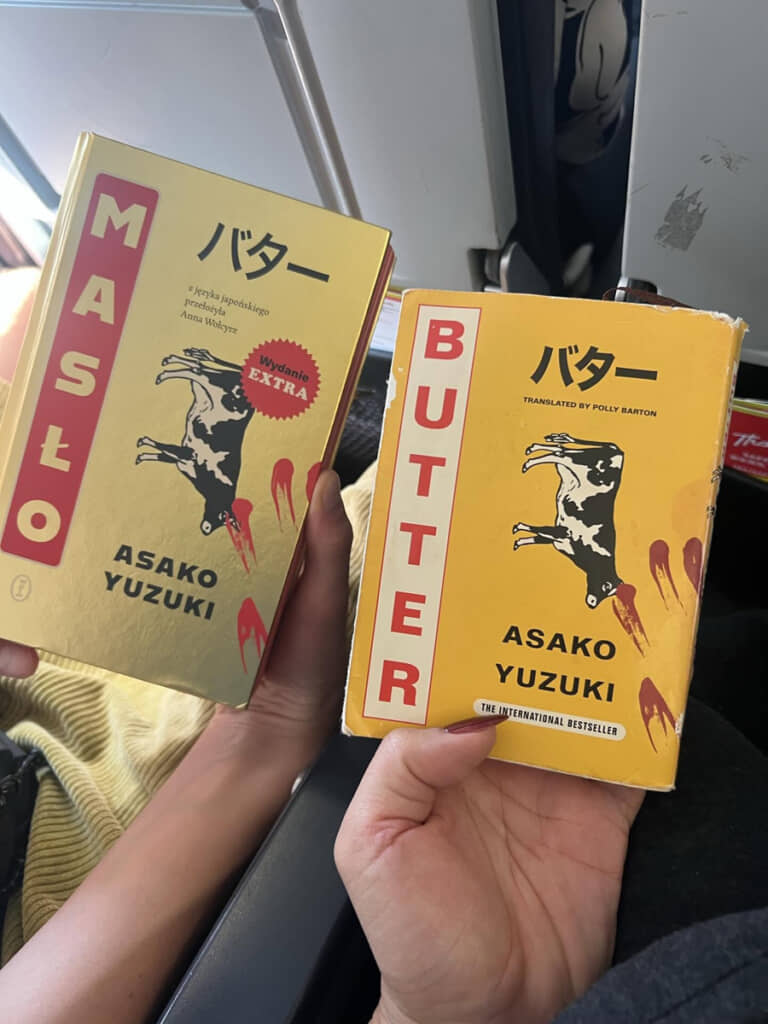 隣席の人が読んでいたポルトガル版（左）と、Saoriさんが読んでいた英語版（右）。言語違いとはいえまさかのカブリ。そして、「バター」はポルトガル語で「maslo」という知見