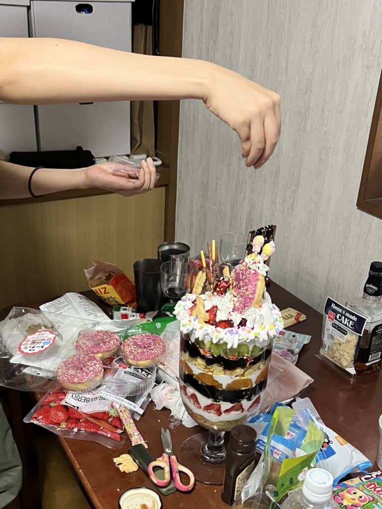 仕上げに上から振りかける形でトッピングする様子