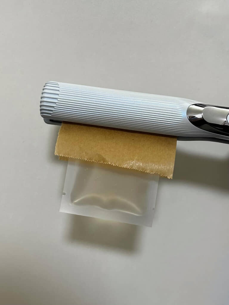 ヘアアイロンで簡単に封ができます