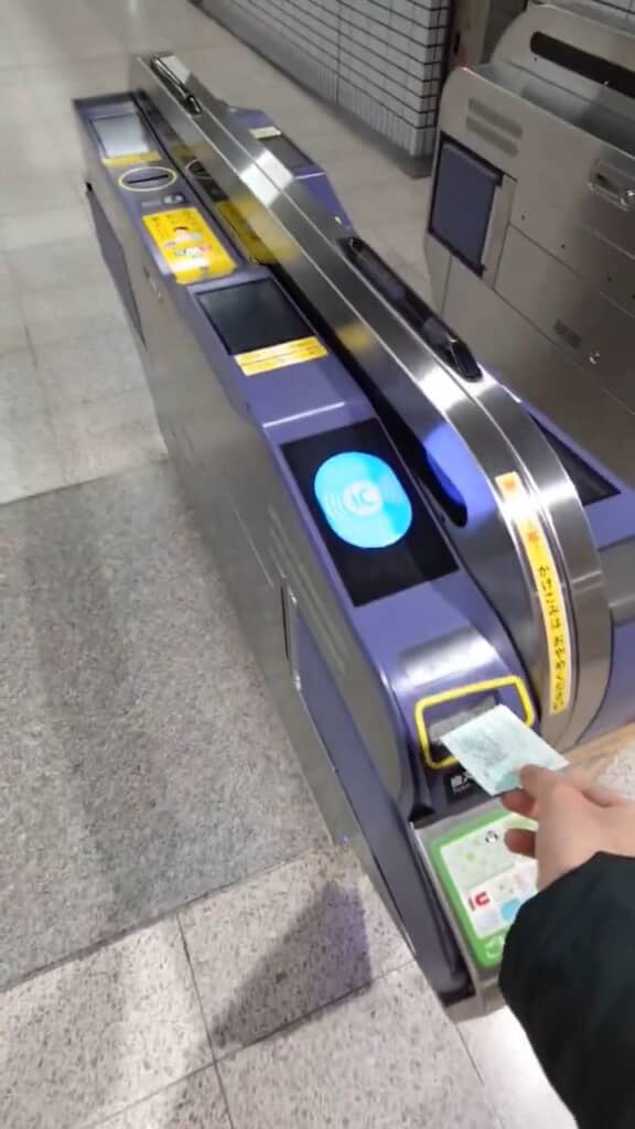 さて地下鉄で出発だ……と思いきや？