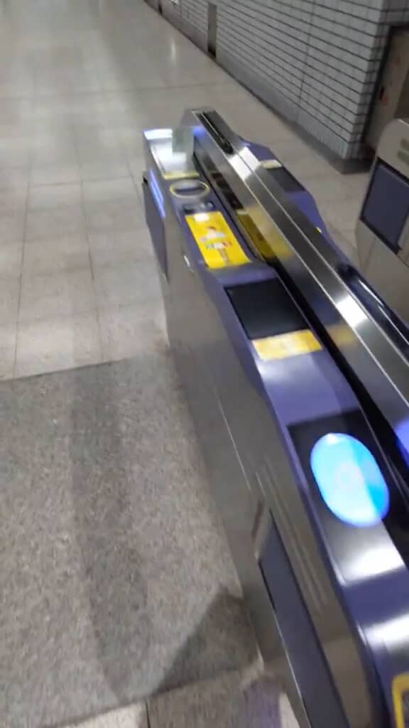 切符が高速でシュポーン。ケンの昇龍拳並の勢い