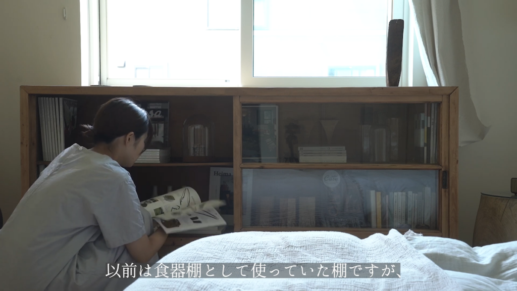 食器棚を本棚として活用（その後の模様替えで再びダイニングの食器棚として戻しているようです）