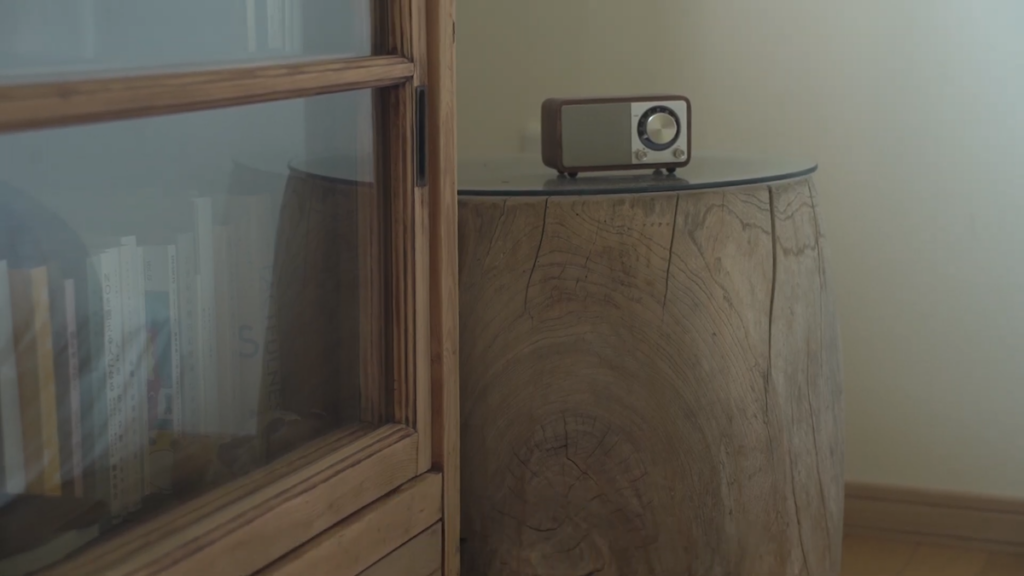 ナイトテーブルと、手のひらサイズのラジオスピーカー