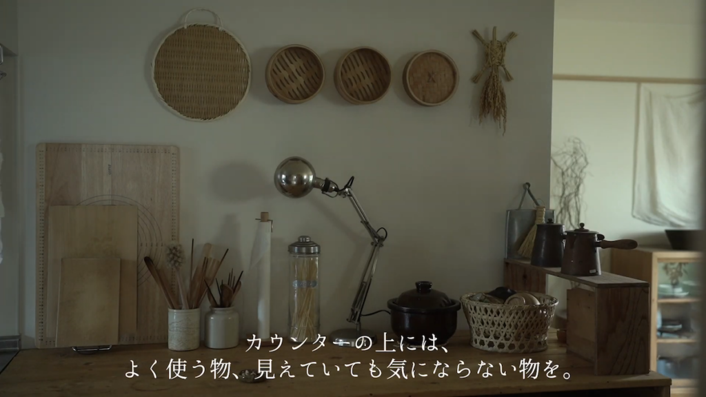 壁も活用して、心地よい収納を実現