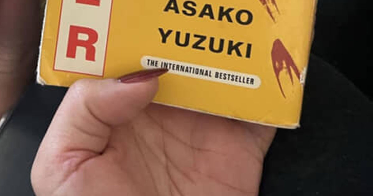 「そんな偶然あるの!?」　飛行機で本を読んでいた女性→ふと隣を見ると……　信じられない光景に「うわぁ激アツ」「え、運命じゃん」（1/2） | ライフスタイル ねとらぼ