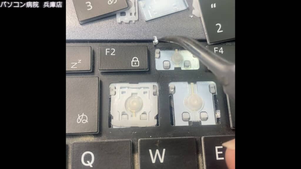 部品取り用のキーボードから採取した金属製のツメ