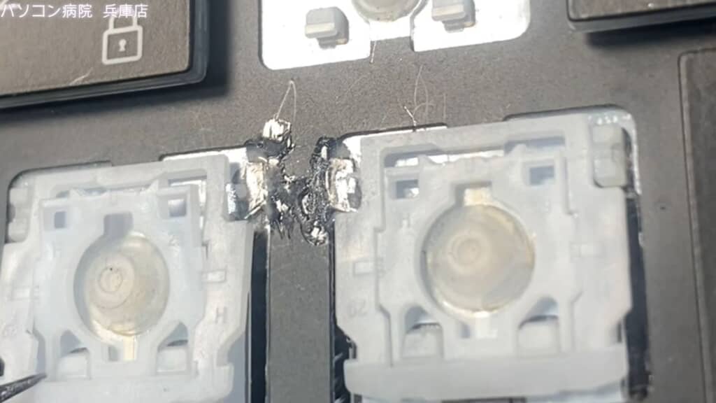 筐体に溶接された金属製のツメ