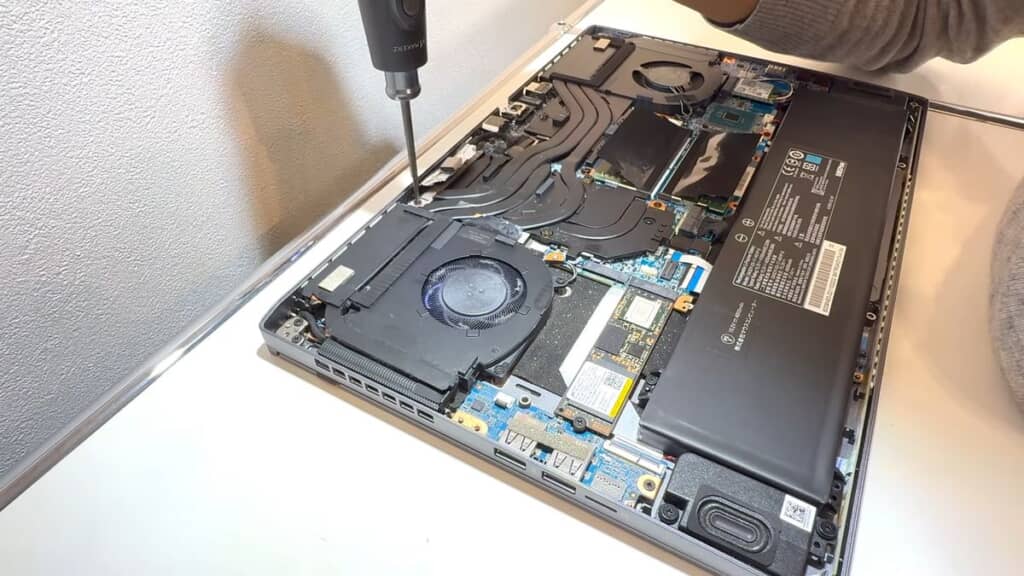 足りないパーツを自分で取り付けていく投稿者