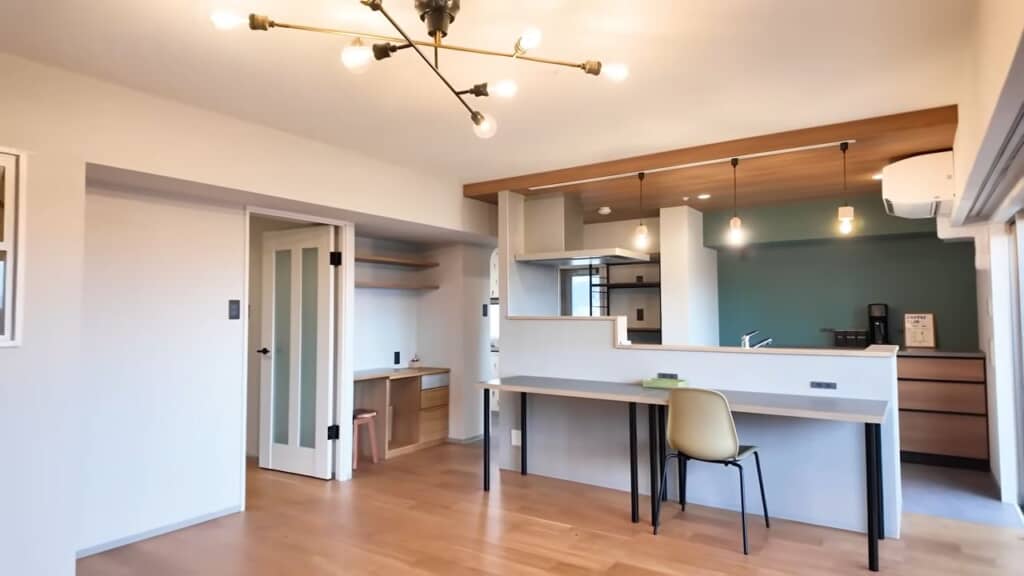 リビングを見渡せて回遊性の高いアイランドキッチン