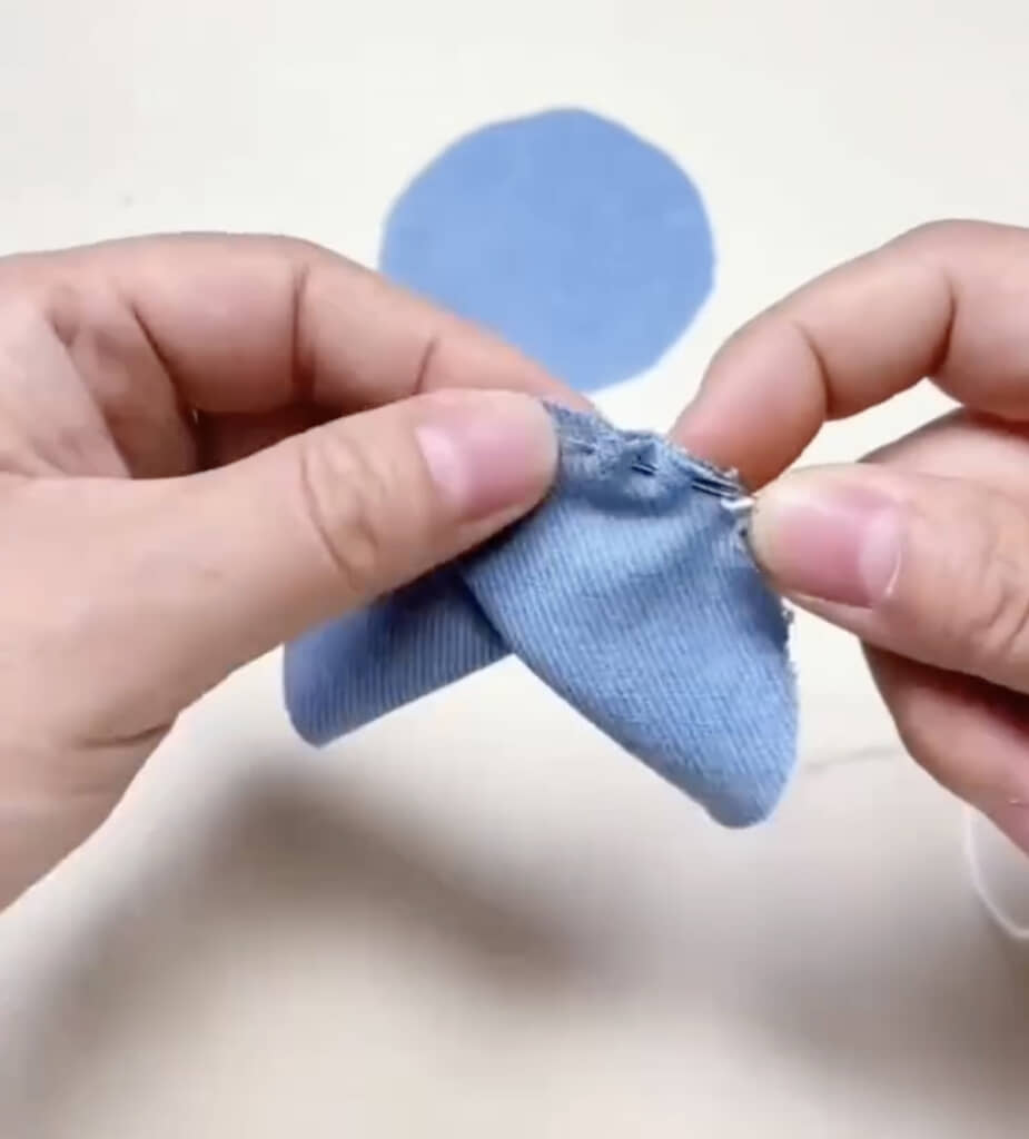 2つ折りにして縫い合わせると……