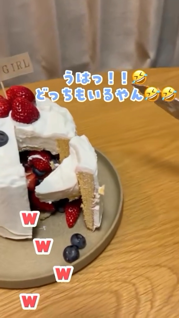 ブルーベリーとイチゴがこぼれ出てきた!