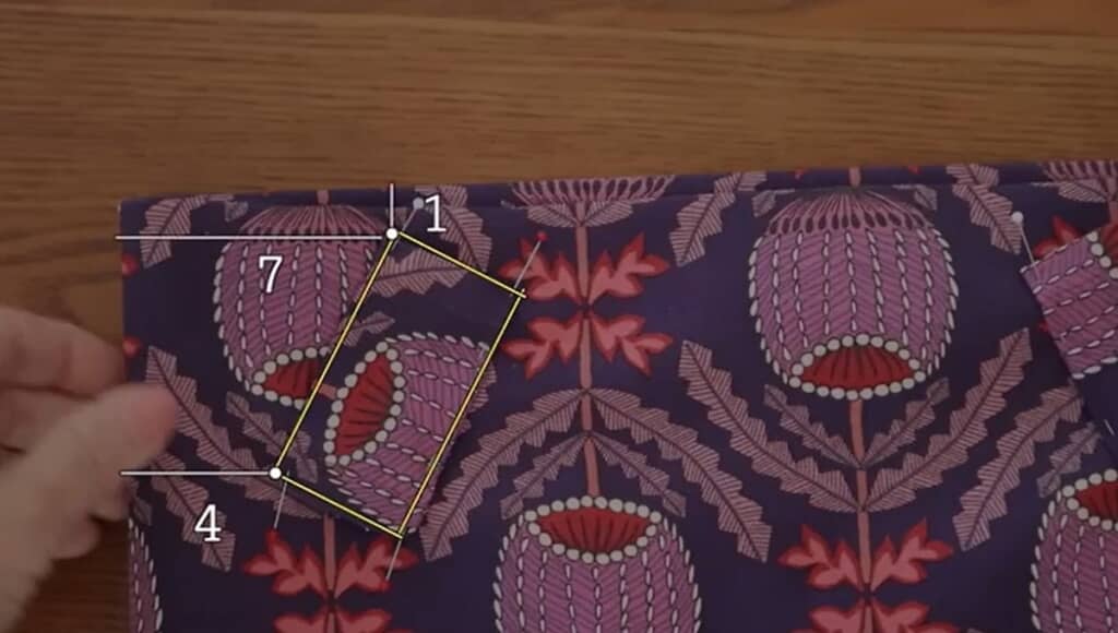 リボン通しの位置を決めて縫います