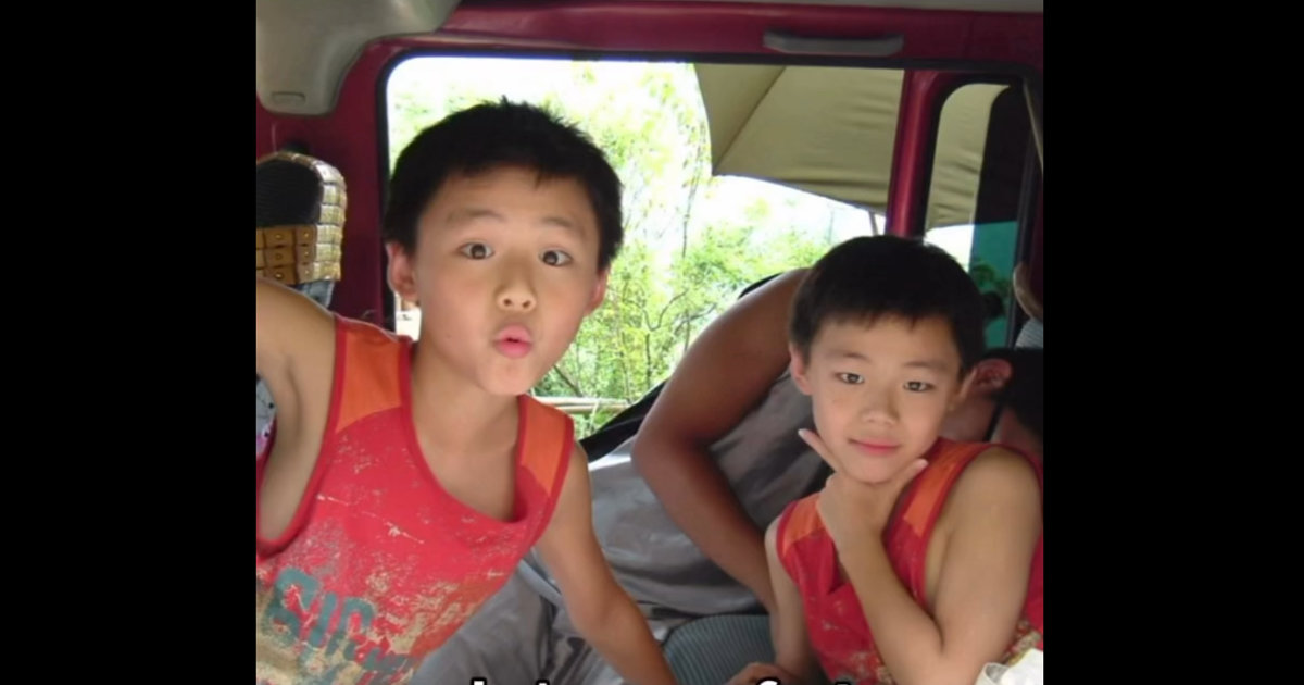 おそろいコーデで並んだ幼い双子→29歳になると…… 現在の姿に「変わりすぎじゃない?」「大人になるほどイケメンに」【海外】(1/2) | ライフスタイル ねとらぼ