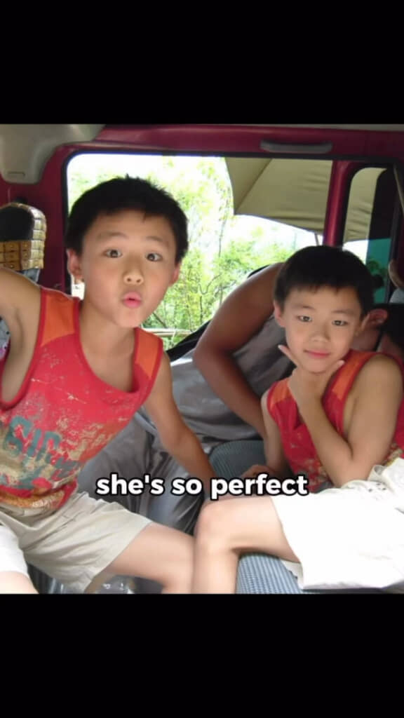 お揃いの服装でポーズを決める小さい頃の2人