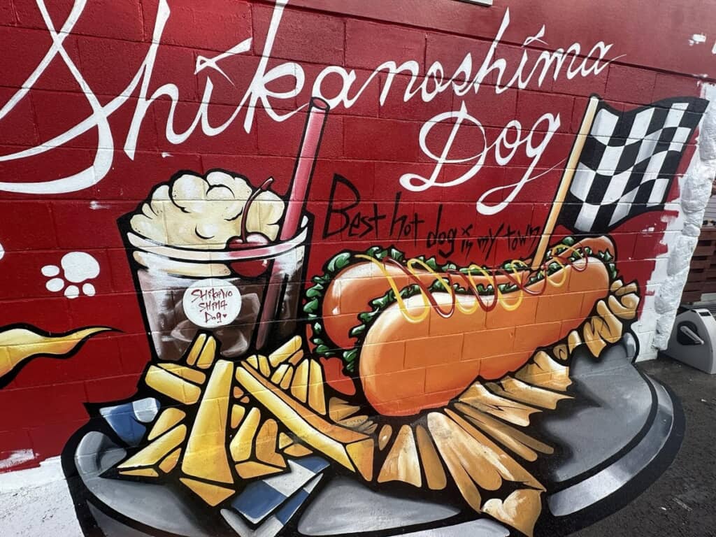 壁面に描かれたホットドッグとポテトフライ、ドリンクの絵