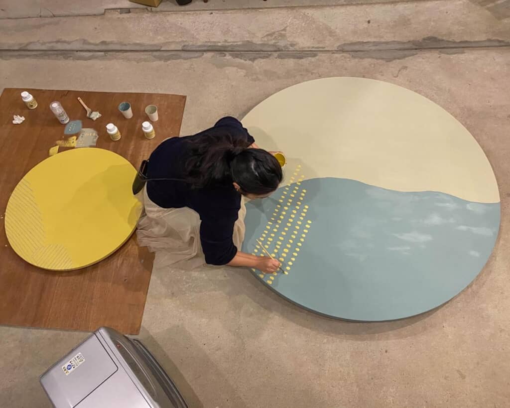 ベージュに塗った中華テーブルを灰色がかった青色で塗っていく