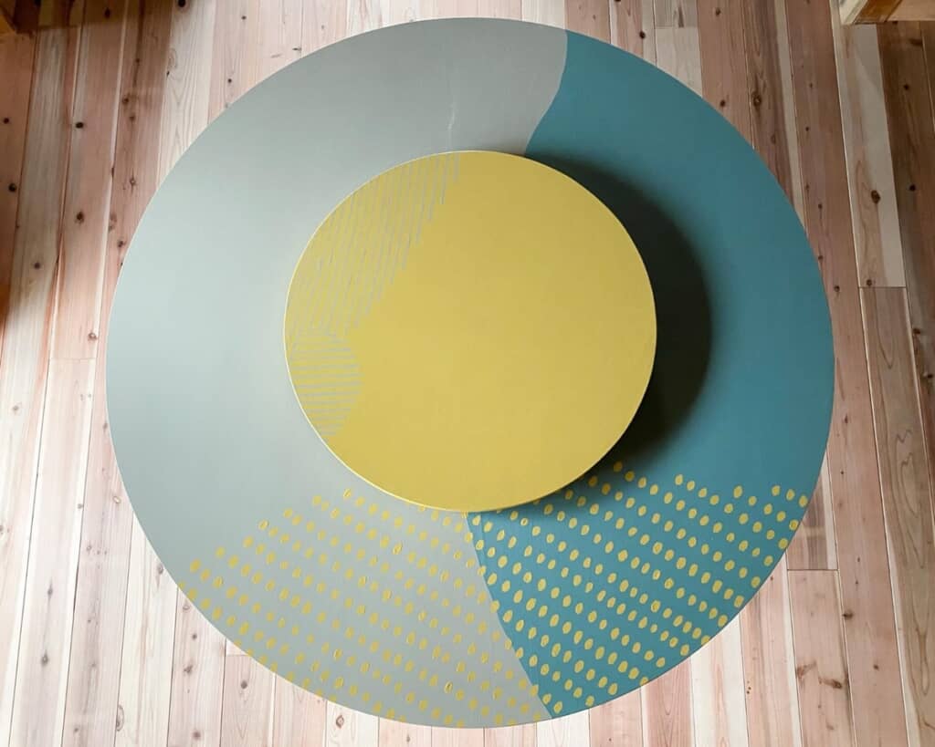 小さい方は黄色く、大きい方は青系統の色で塗った中華テーブル