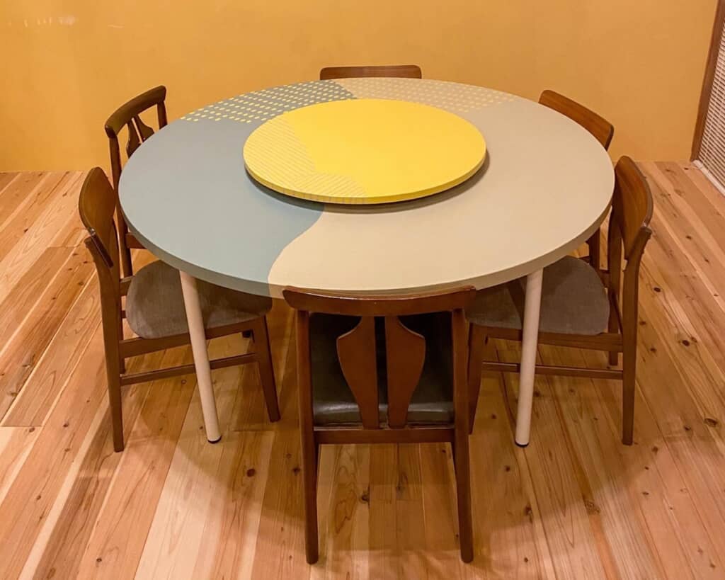 IKEAの脚を追加して北欧風に仕上げた元中華テーブルと円形に配置した6脚の椅子