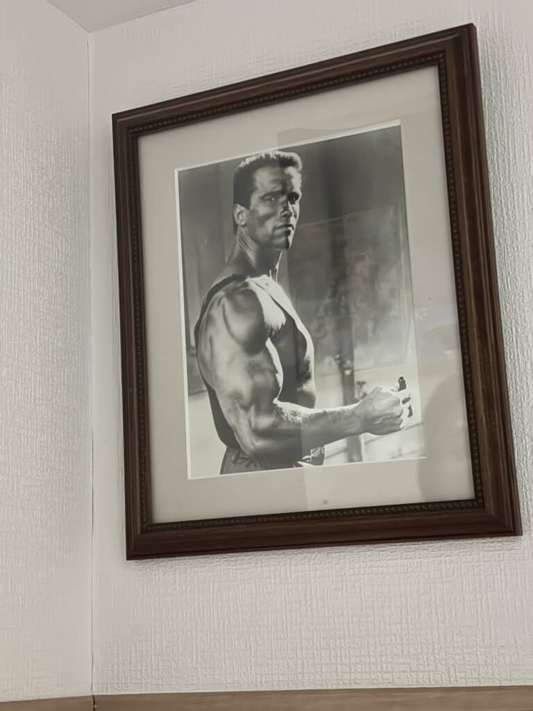 筋肉質のアーノルド・シュワルツェネッガーの白黒ポスター