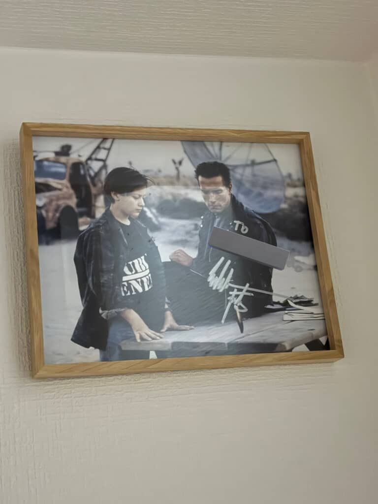 映画ターミネーター2のジョン・コンナーとT-800のサイン入りスチール写真