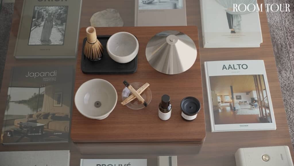 ガラス天板の下にお気に入りのアイテムを飾れます