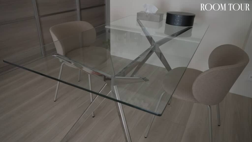 ガラス天板で圧迫感無し