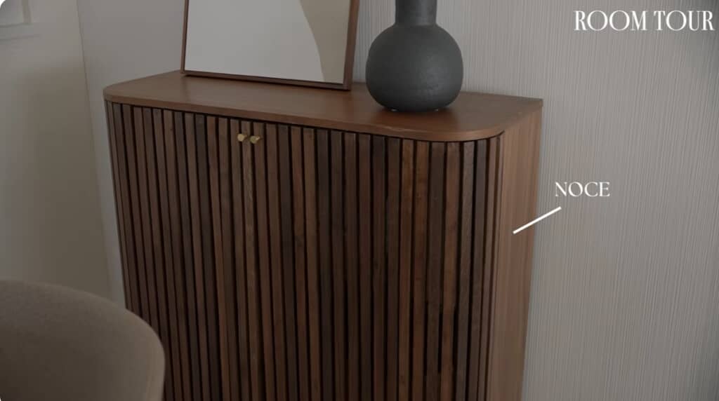 キャビネットの上にはツウィッグやフェイクの盆栽を置いて楽しんでいます