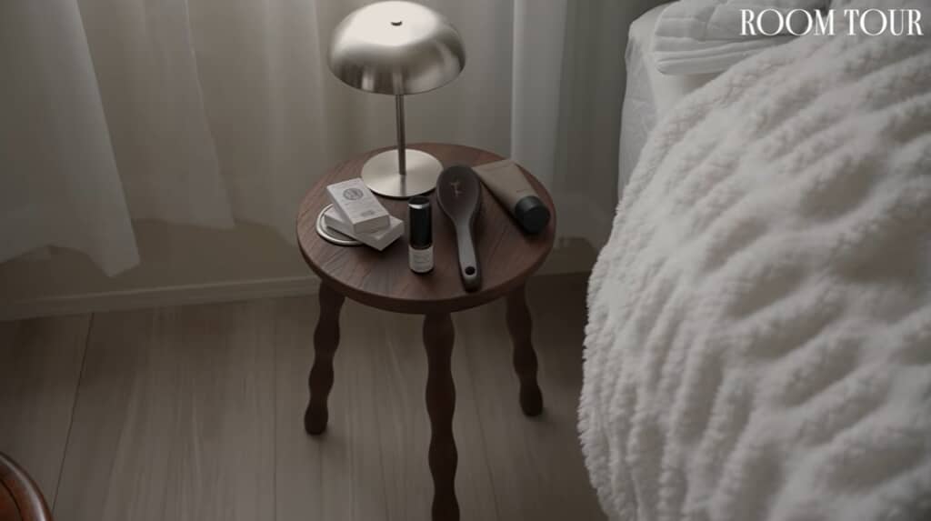 ベッドサイドには寝る前にサッと使いたいものが置かれています