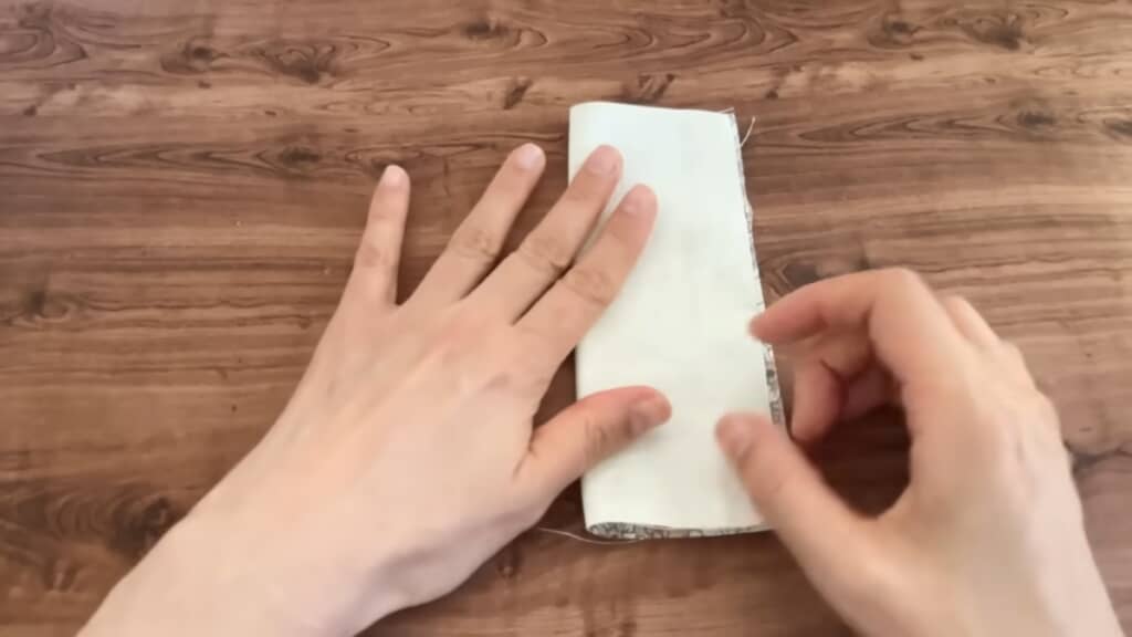 中表にして縦半分に折ります