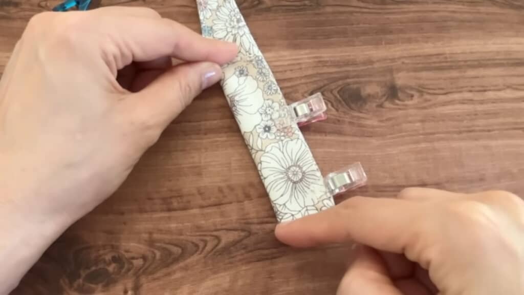 縦半分に折って縫い合わせます