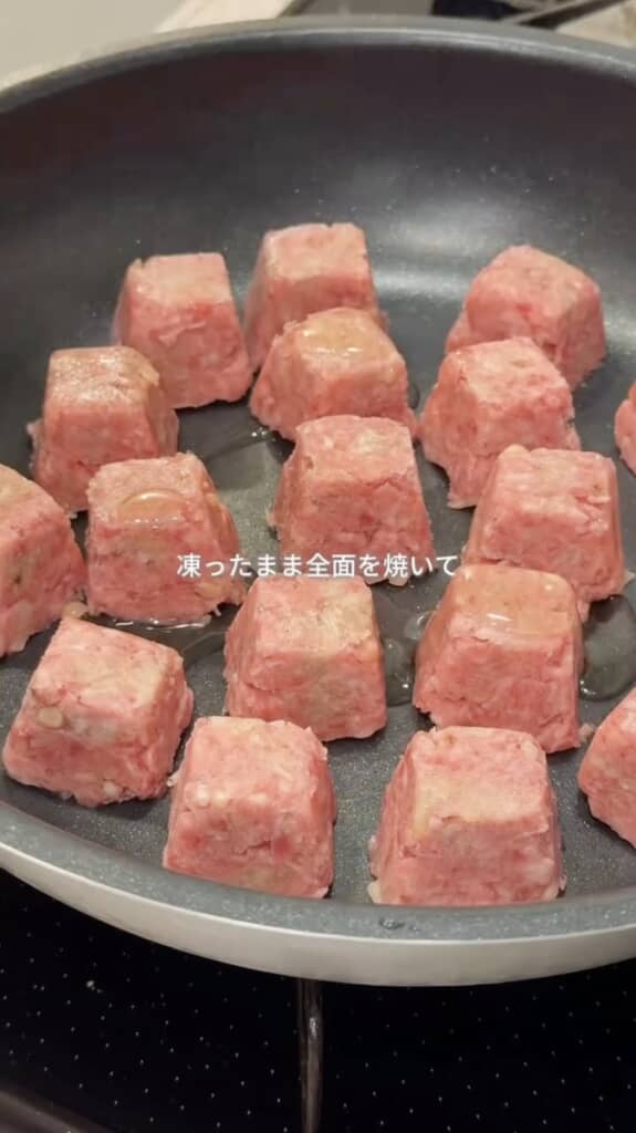 凍ったままフライパンで焼いていけばOK