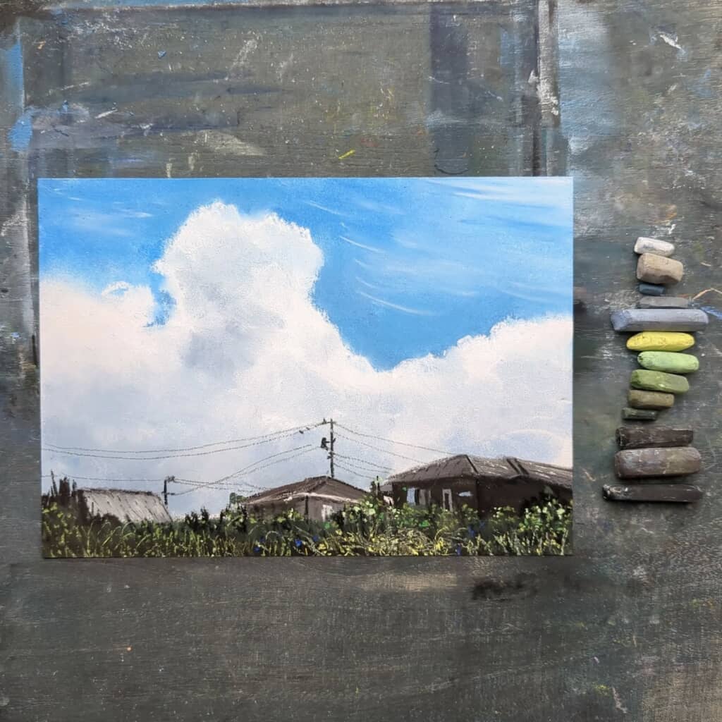 家々を覆うような雲と青空