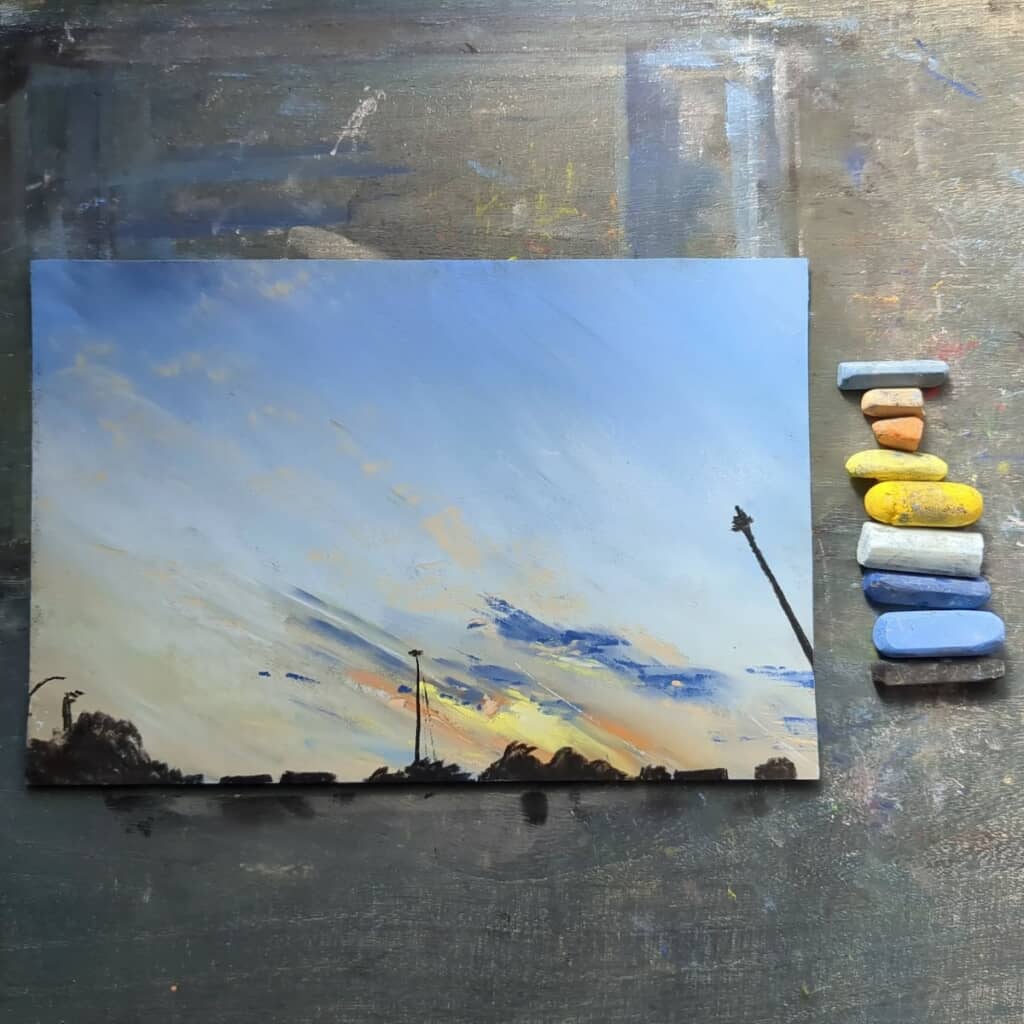 夜へと移り変わる空と建物の影