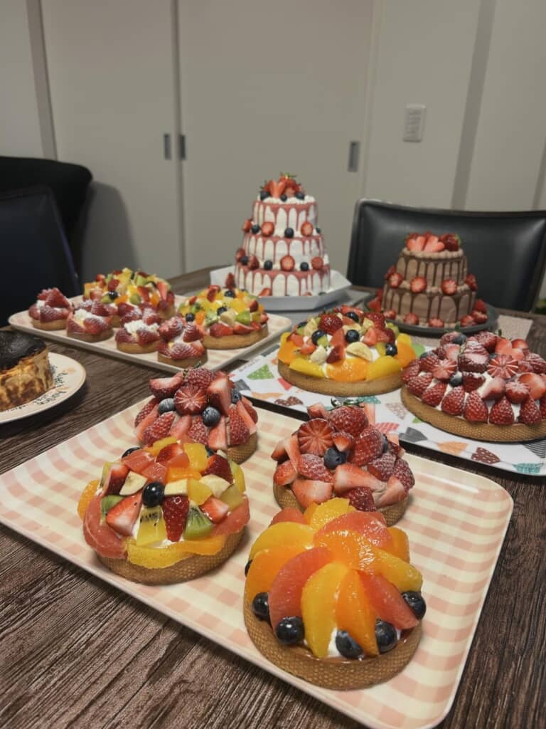 ツヤツヤのフルーツが乗ったタルトたち