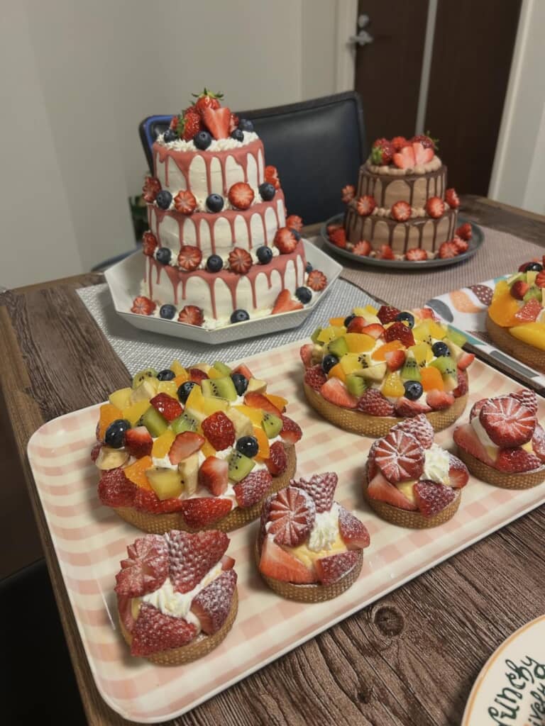 フルーツたっぷりタルトとドリップケーキに目を奪われる