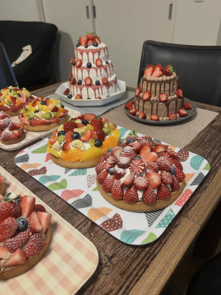 とんでもない量のフルーツが使われたケーキたち