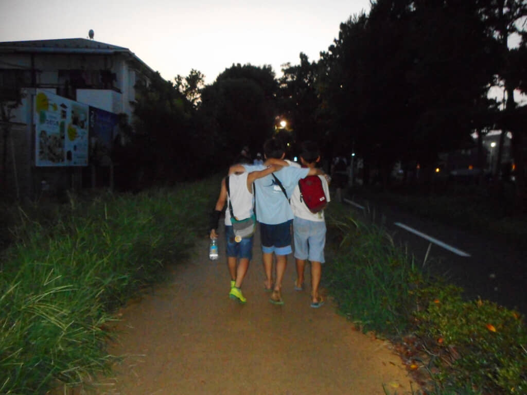 かつて友人と仲良く歩いた背中