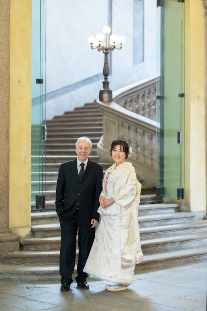 大階段の前で撮影された1枚