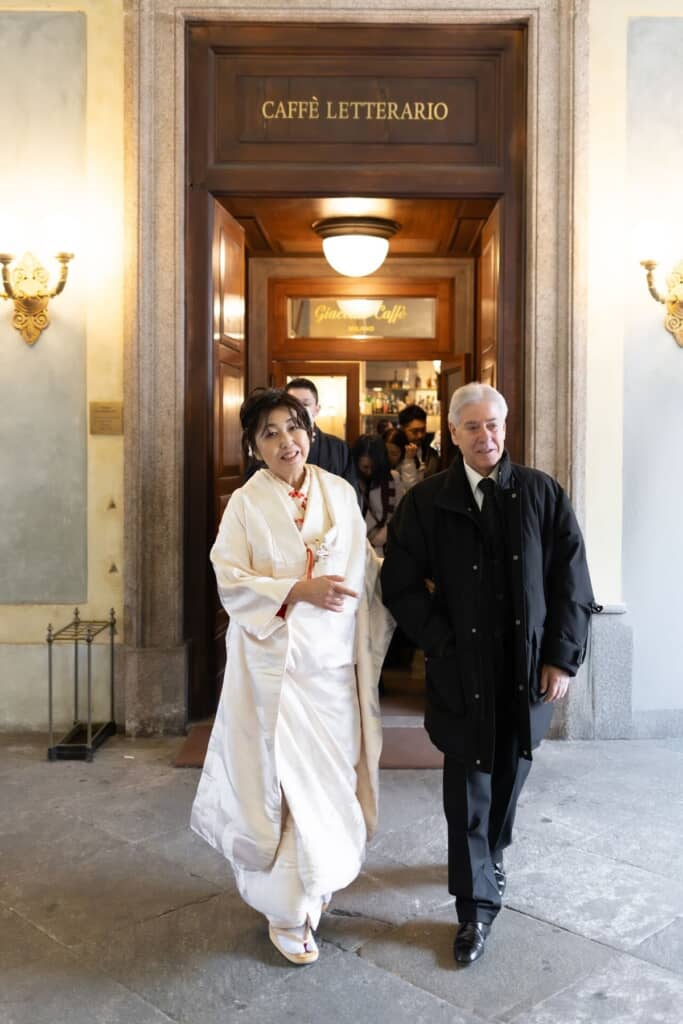 イタリア旧王宮内のカフェの前で撮影された2ショット