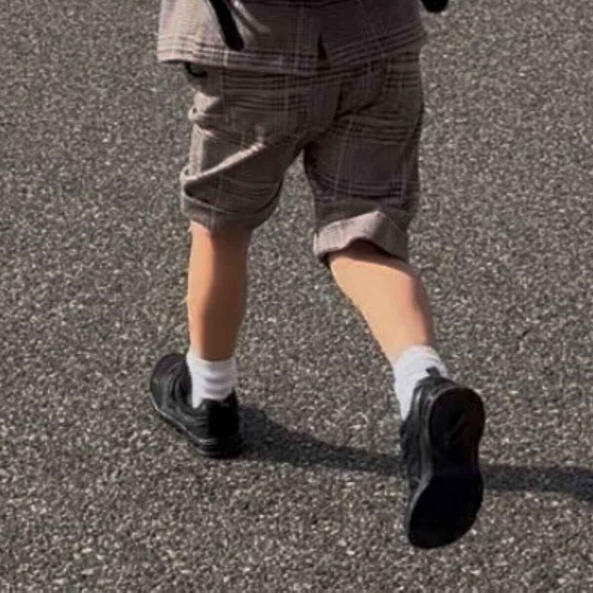 母「息子が熱烈希望したランドセル」→背負ってみると……　驚きの姿に「令和すごいな〜」「めちゃくちゃカッコいい」 | ライフスタイル ねとらぼ