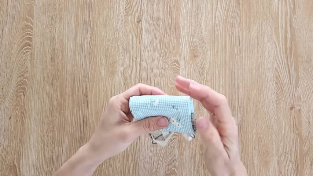 小さく折りたたんだハンガークリップ